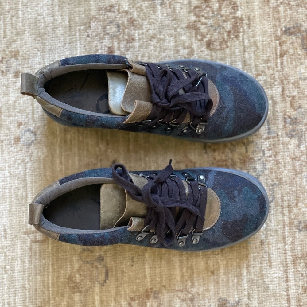 OTBT Green Lake size 7 in Blue Camo. NWOT - Picture 11 of 15